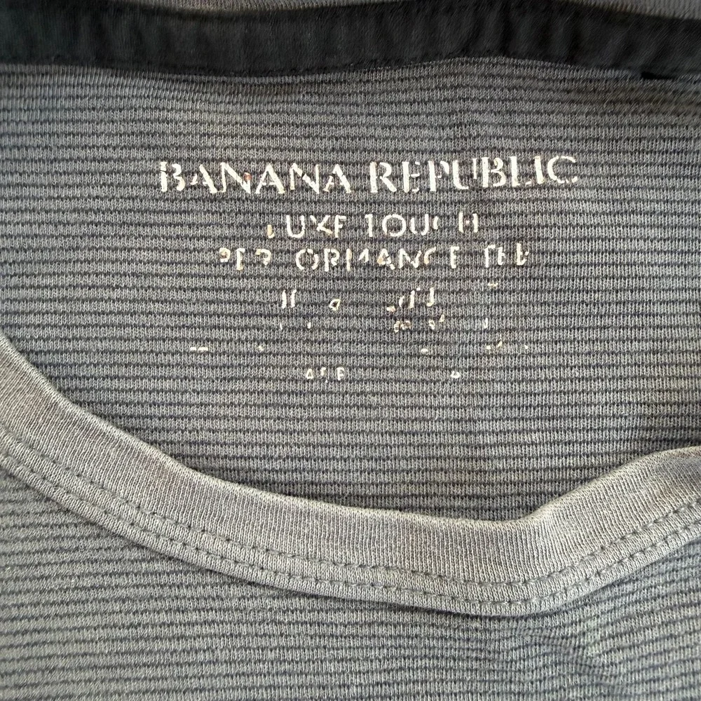 Banana Republic Luxe Touch Performance Tee Men Size M Gray Ribbed Short Sleeve